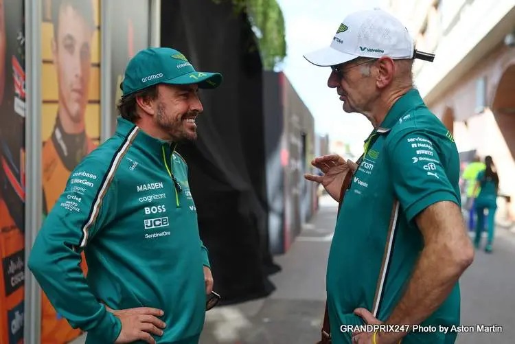 “Adrian Newey confia que Fernando Alonso está gostando da sua fase na Aston Martin e dará sequência à parceria”
