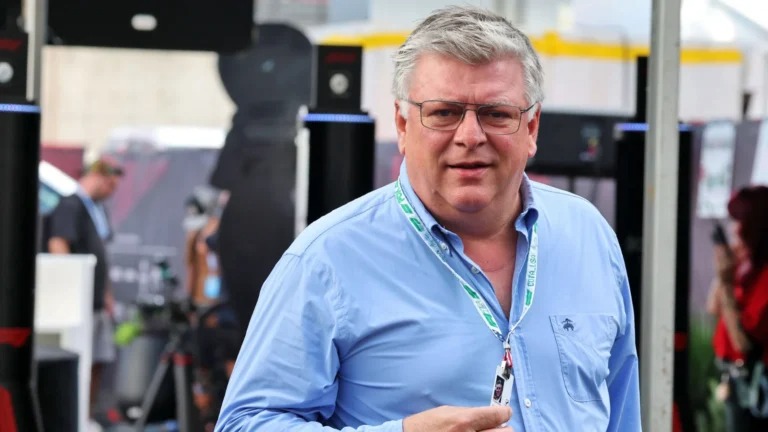 Otmar Szafnauer revela que alertou colegas da F1 sobre os microfones do programa Drive to Survive. Otmar Szafnauer revela que alertou colegas da F1 sobre os microfones do programa Drive to Survive.