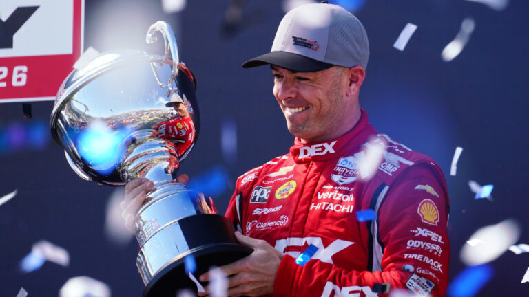 Scott McLaughlin caminha para a vitória na final da IndyCar.