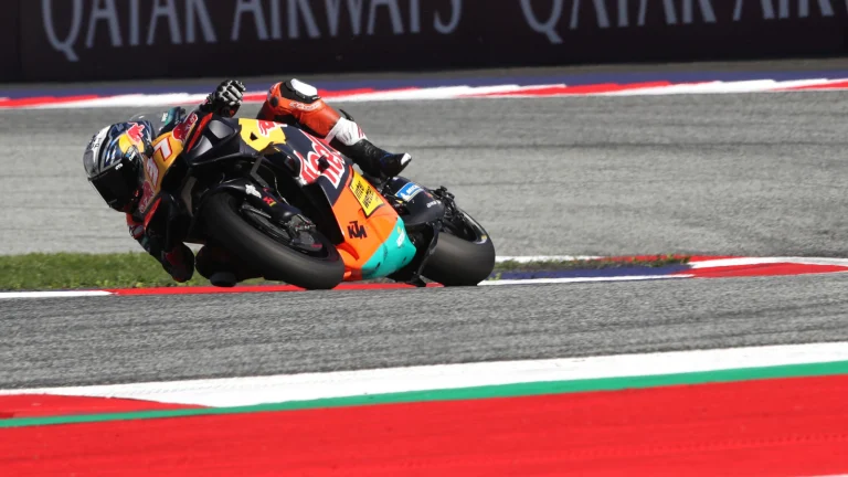 Pedro Acosta conquista sua primeira vitória na MotoGP no Grande Prêmio da Áustria, em casa para a KTM. Pedro Acosta conquista sua primeira vitória na MotoGP no Grande Prêmio da Áustria, em casa para a KTM.