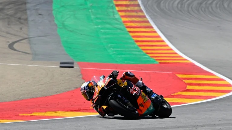 Pedro Acosta revela o que impediu sua “intenção de alcançar” Marc Márquez no confronto do MotoGP em Aragão. Pedro Acosta revela o que impediu sua “intenção de alcançar” Marc Márquez no confronto do MotoGP em Aragão.