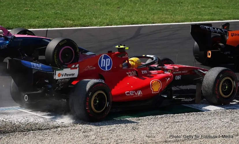 “Lewis Hamilton diz que havia regras de engajamento por escrito na Mercedes, mas nenhuma regra na Ferrari” “Lewis Hamilton diz que havia regras de engajamento por escrito na Mercedes, mas nenhuma regra na Ferrari”