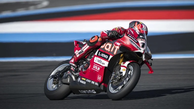 Nicolo Bulega conquista a tríplice coroa após vitória na segunda corrida do WorldSBK na França, interrompida por bandeira vermelha.