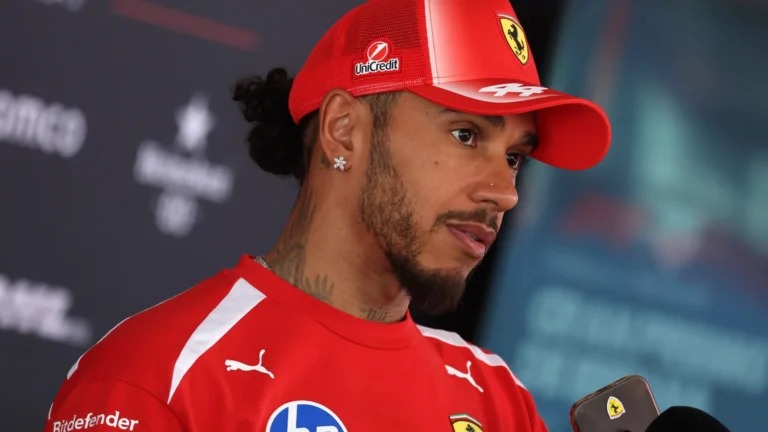Lewis Hamilton ignora as críticas de Max Verstappen após uma disputa acirrada em Madring. Lewis Hamilton ignora as críticas de Max Verstappen após uma disputa acirrada em Madring.