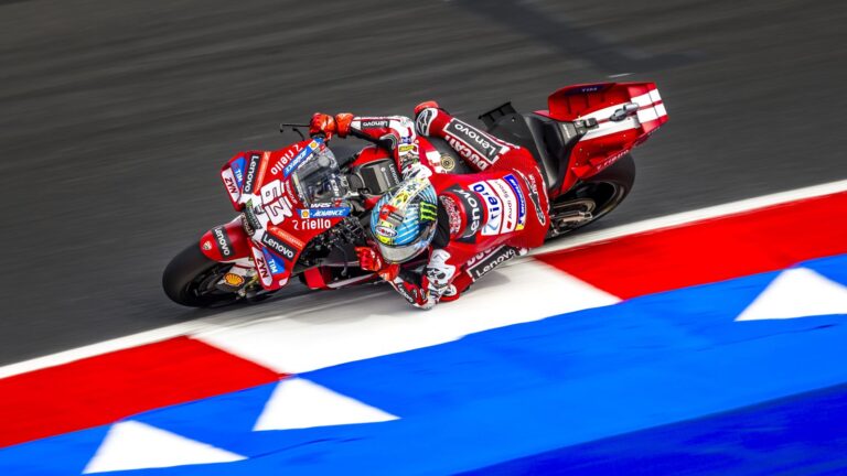 Marc Márquez conquista a vitória e assume a liderança do campeonato no GP de San Marino. Marc Márquez conquista a vitória e assume a liderança do campeonato no GP de San Marino.