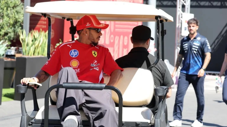 Lewis Hamilton rebate alegações sensacionalistas da mídia sobre a Ferrari. Lewis Hamilton rebate alegações sensacionalistas da mídia sobre a Ferrari.
