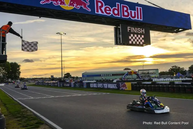 “Max Verstappen ultrapassa 100 rivais em desafio de kart da Red Bull em Silverstone” “Max Verstappen ultrapassa 100 rivais em desafio de kart da Red Bull em Silverstone”