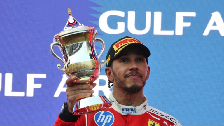 Lewis Hamilton detalha erro crucial da Ferrari que impediu a batalha de Max Verstappen em Sepang. Lewis Hamilton detalha erro crucial da Ferrari que impediu a batalha de Max Verstappen em Sepang.