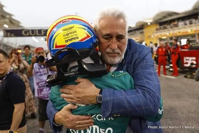 “Fernando Alonso diz que renovação de contrato com a Aston Martin foi resultado de conversa direta de cinco minutos com Lawrence Stroll” “Fernando Alonso diz que renovação de contrato com a Aston Martin foi resultado de conversa direta de cinco minutos com Lawrence Stroll”