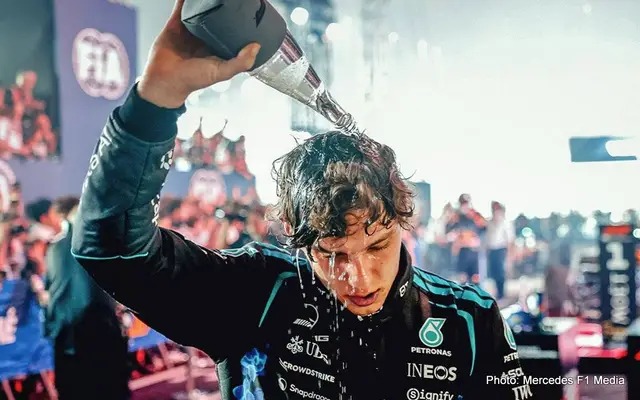 “Kimi Antonelli, você pode se tornar campeão da Fórmula 1 na próxima corrida…”  —“Posso? Sério? Não vamos nos preocupar com isso!”