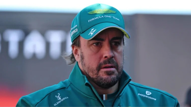 Fernando Alonso critica o piloto Alex Albon por sua “baixa qualidade” após incidente no GP dos EUA.