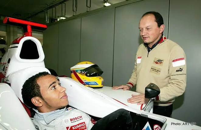 Hamilton rasga elogios a Fred Vasseur: “É a pessoa certa para liderar a Ferrari” Hamilton rasga elogios a Fred Vasseur: “É a pessoa certa para liderar a Ferrari”