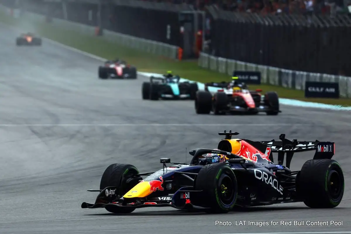 “GP do Bahrein na Malásia: Max Verstappen de volta ao topo. Chuva expõe a farsa da Fórmula 1 em 2026”
